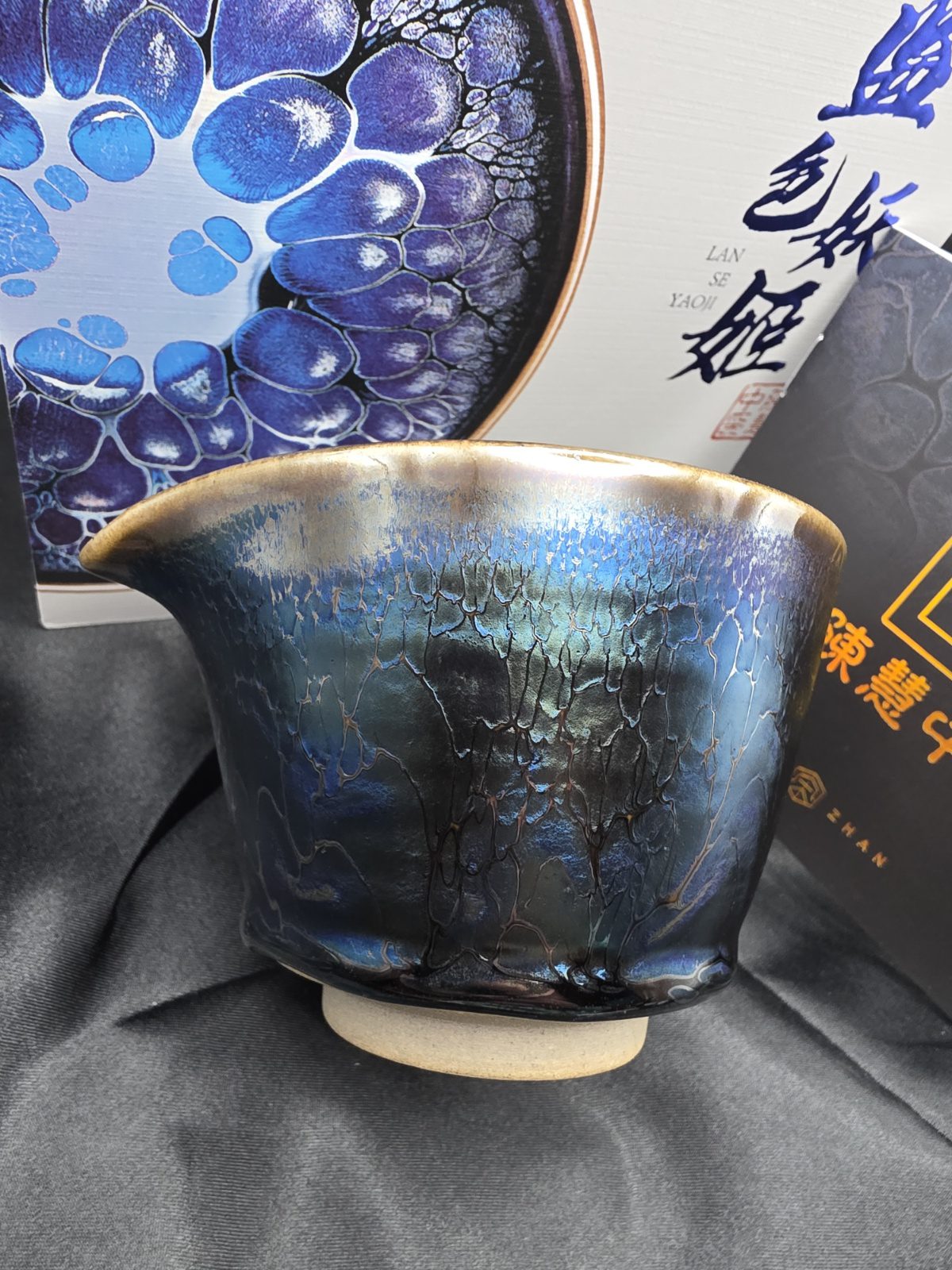 Chen Huizhong sharing cup/pitcher