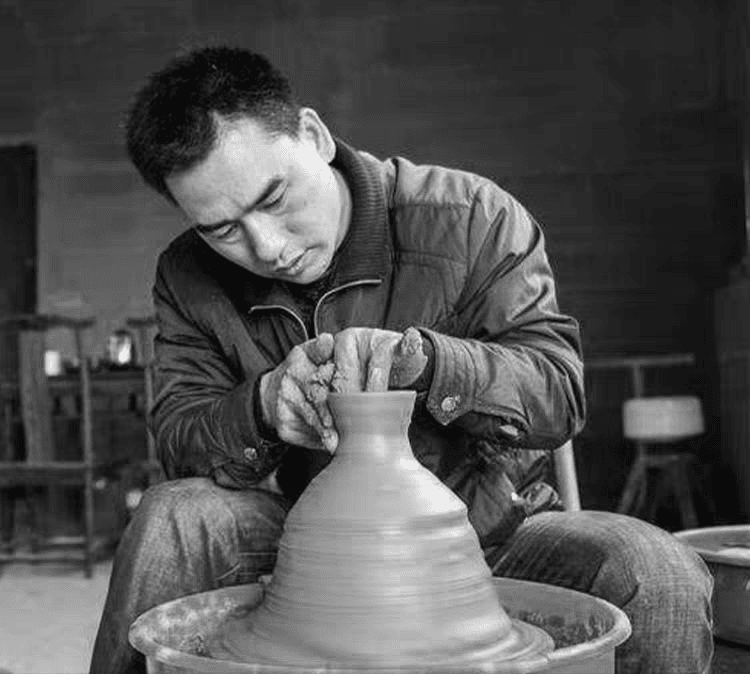 Wu Zhoufu working with clay