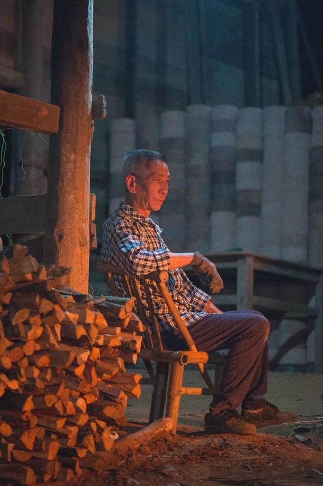 Xiong Zhonggui at the Jiyufang kiln yard in Shuiji